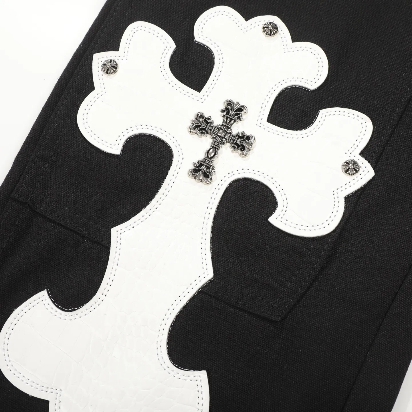 P280 Chrome Hearts/Chrome Hearts 25FW CH Workwear Logging Big Cross Leather Limited Edition Jeans (Black) Chrome Hearts are the most popular pants in color. Made of beaded canvas fabric, heavy washing makes the upper body of the fabric more textured and the pants are tall and straight! The three-dimensional cutting of the whole trousers is a masterpiece! The hardware is customized by zp. The beaded canvas fabric is thick and soft after being washed. It has good breathability. Customized small leather label. Unique design. The details are simple and elegant, and the workmanship is exquisite. The whole trousers are neatly routed and the details are in place! It’s so cool that both men and women can easily control the genderless trend!  Color: black Size: 28/30/32/34/36 Waist: 69/74/79/84/89 Knee: 50/51.5/53/54.5/56 Pants length: 102/104/106/108/110